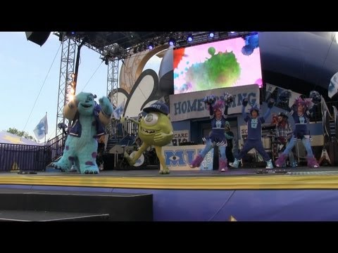 Mike &amp; Sulley perform &quot;Scream&quot; (Shout) at Monsters University pep rally