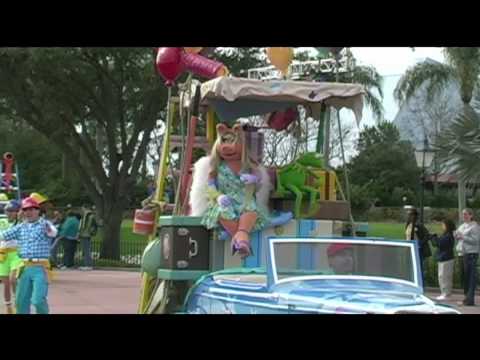 Muppets Kermit the Frog and Miss Piggy lead a CANvoy Box Truck parade at Disney&#039;s Epcot