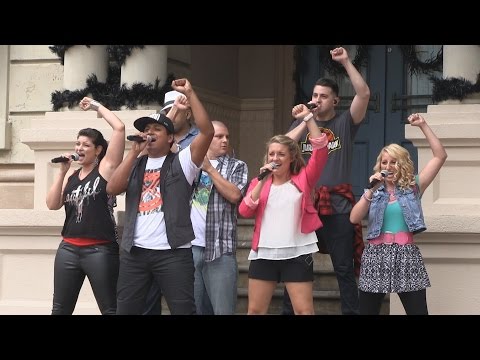 Sing It street show highlights at Universal Studios Florida