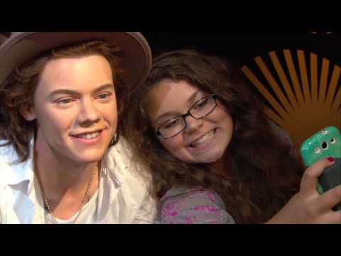 Fans meet One Direction wax figures at Madame Tussauds Orlando