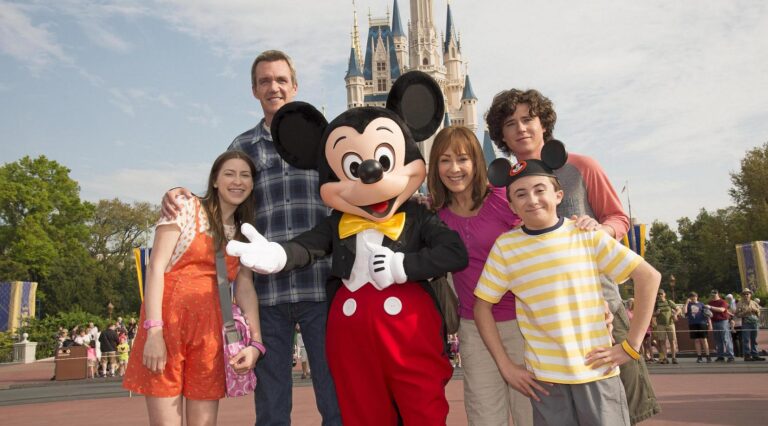 ABC’s ‘The Middle’ tapes season finale episode at Walt Disney World – Photos/Video