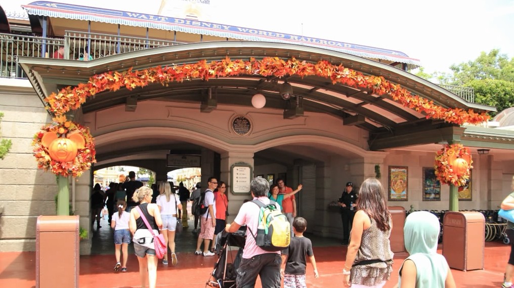 Photo Finds: Halloween Decorations On Main Street – Sept. 9, 2014