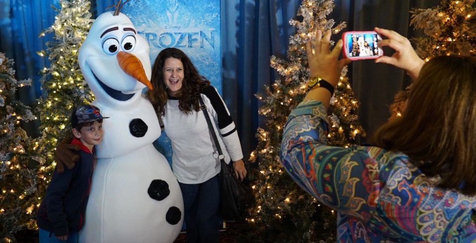 olaf meeting guests
