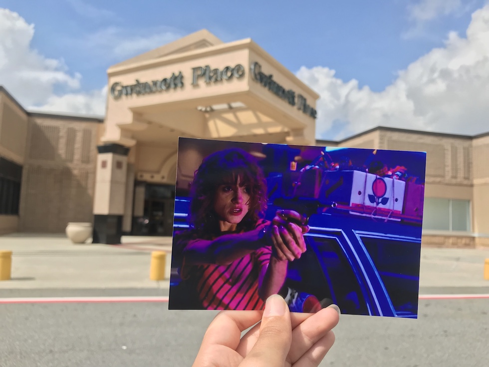 unique-photos-capture-a-couple-s-visit-to-stranger-things-3-filming