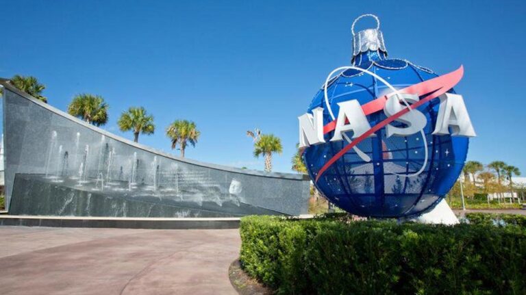 Kennedy Space Center Visitor Complex to host retro ‘Holidays in Space’
