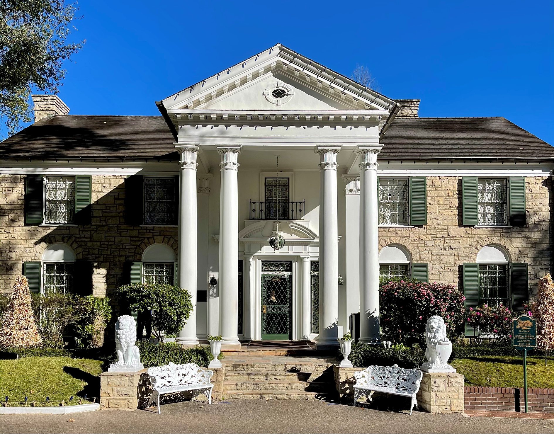 A Look At Graceland Mansion Home Of Elvis ZWZI A Look At Graceland Mansion Home Of Elvis ZWZI