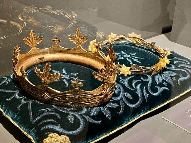 All That Glitters: The Crown Jewels of the Walt Disney Archives - Peter and Susan Crowns