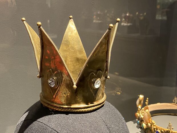 All That Glitters: The Crown Jewels of the Walt Disney Archives - Red Queen Crown