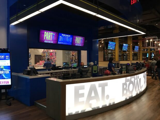 dave & buster's main event dining