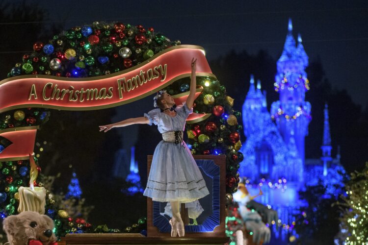 Disneyland guided tours - Christmas Parade - Photo courtesy of Disneyland Resort