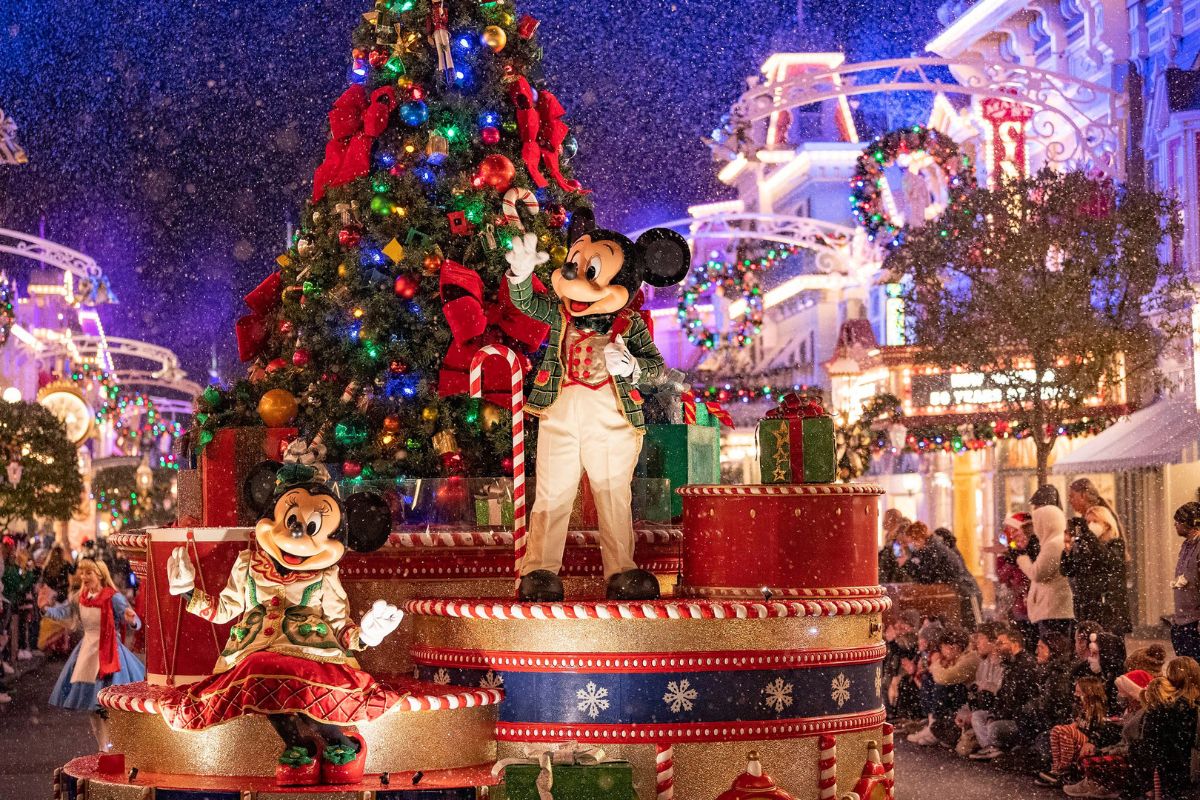 Mickey's Very Merry Christmas Party Parade