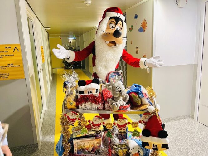 Santa Goofy delivering gifts to hospital