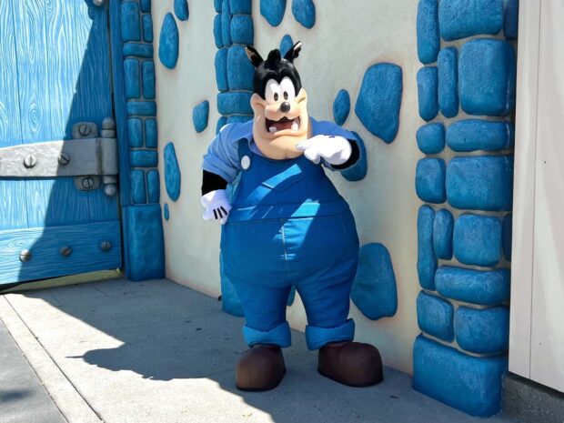 Reimagined Mickey's Toontown - Pete meet and greet