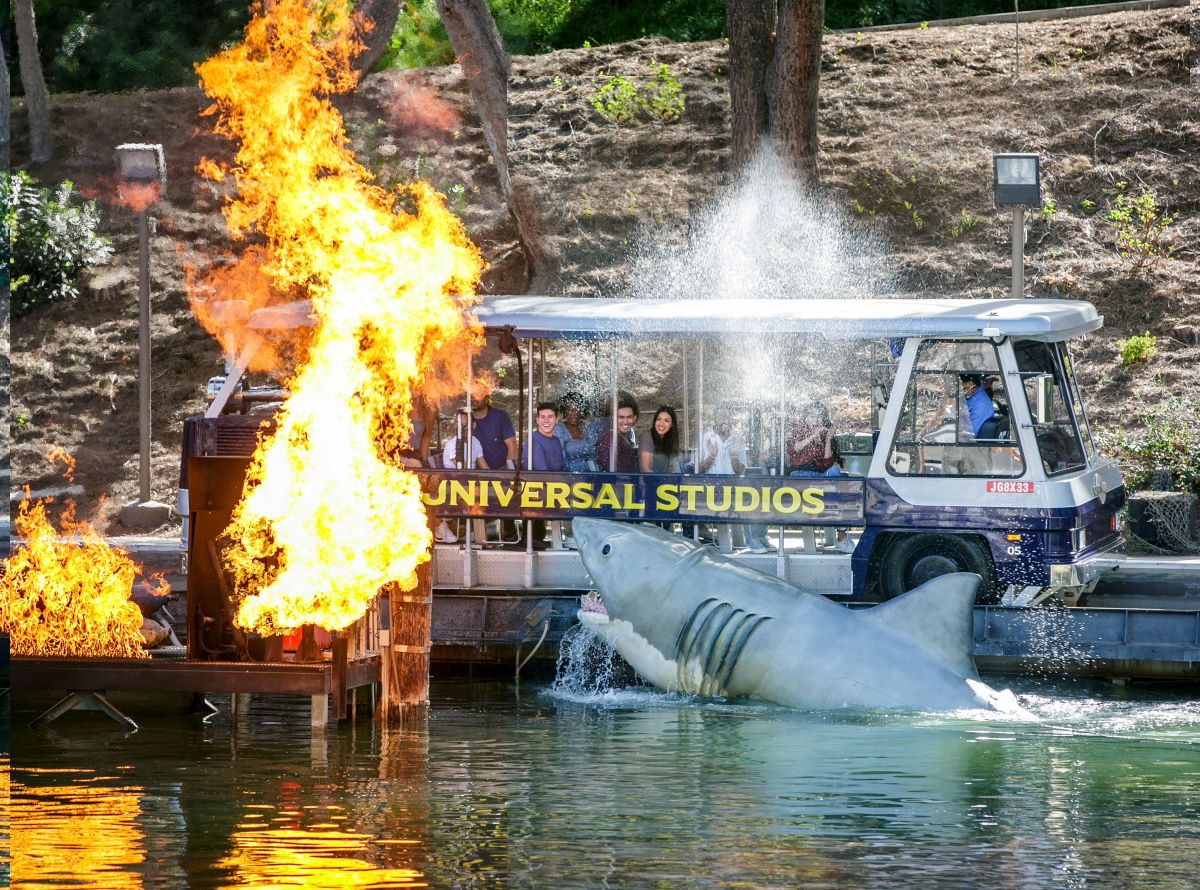 Jaws shark attacks tram during Universal Studios Tour