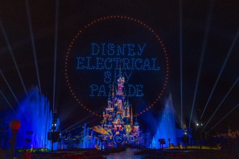 See the new Electrical Sky Parade drone show at Disneyland Paris