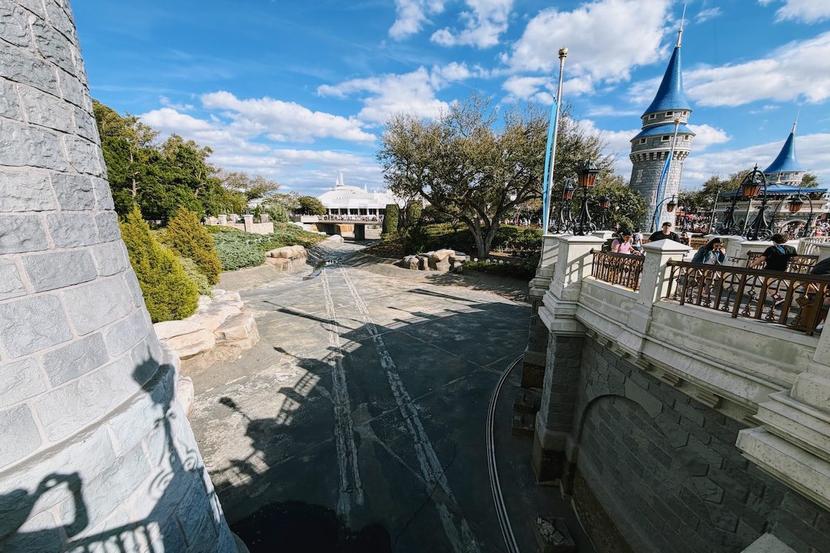 Cinderella Castle repainting 