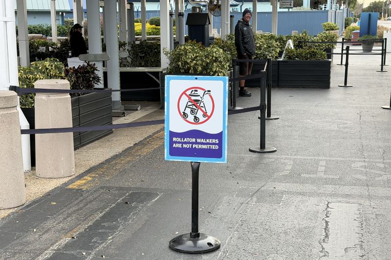 Sign no walkers allowed at the entrance to SeaWorld Orlando - Photo by Matt Roseboom