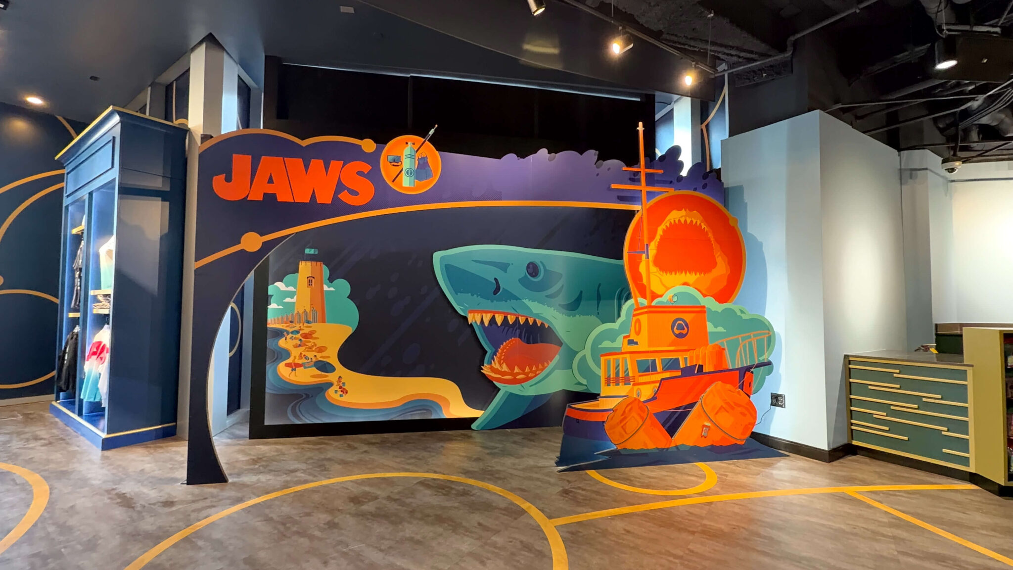 New Universal Legacy Store colorful Jaws photo opportunity - photo by @MagicCityMayhem Mikey