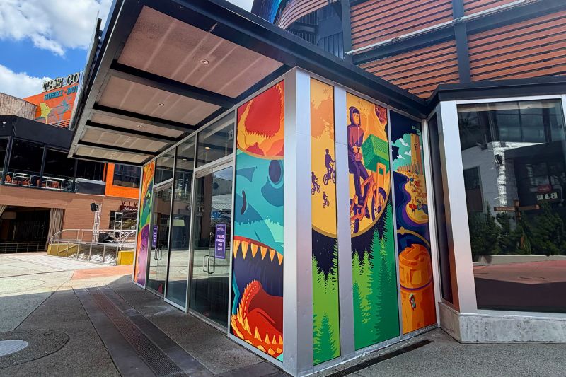 New Universal Legacy Store colorful entrance ET and Jaws - photo by @MagicCityMayhem Mikey