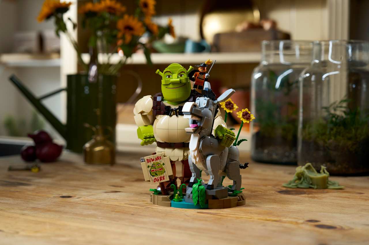 Shrek LEGO set with Donkey, Shrek, Puss n Boots and swamp details