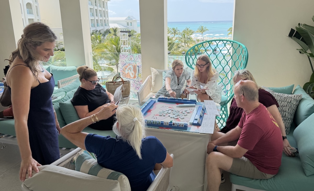 People trying to learn Mahjong 