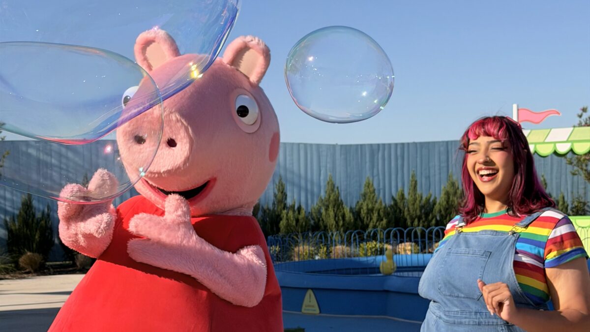 Bubblepalooza_at_Peppa_Pig_Theme_Park_Summer_Dallas bubbles in the air  with peppa pig character