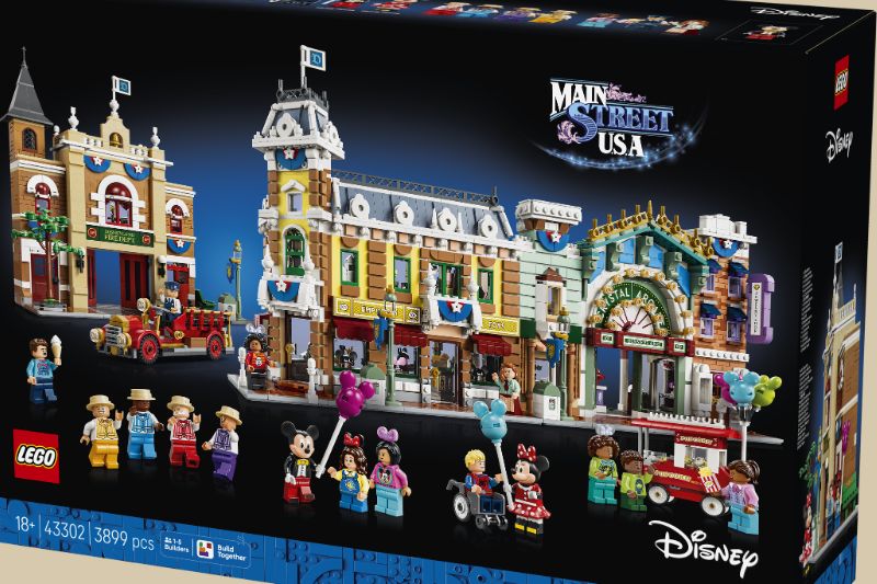 exterior front view of Disney Main Street LEGO set box.
