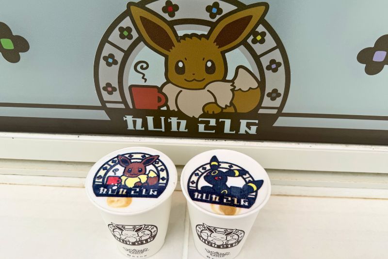 Eevee’s Café at PokéPark Kanto with Umbreon and Evee latte art