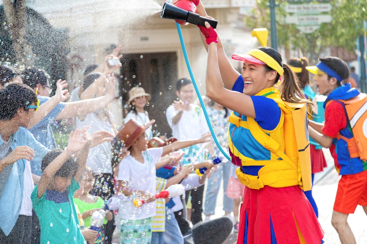 performer uses water on guets at Pixar Summer Fest_Pixar Water Play Street Party!_06