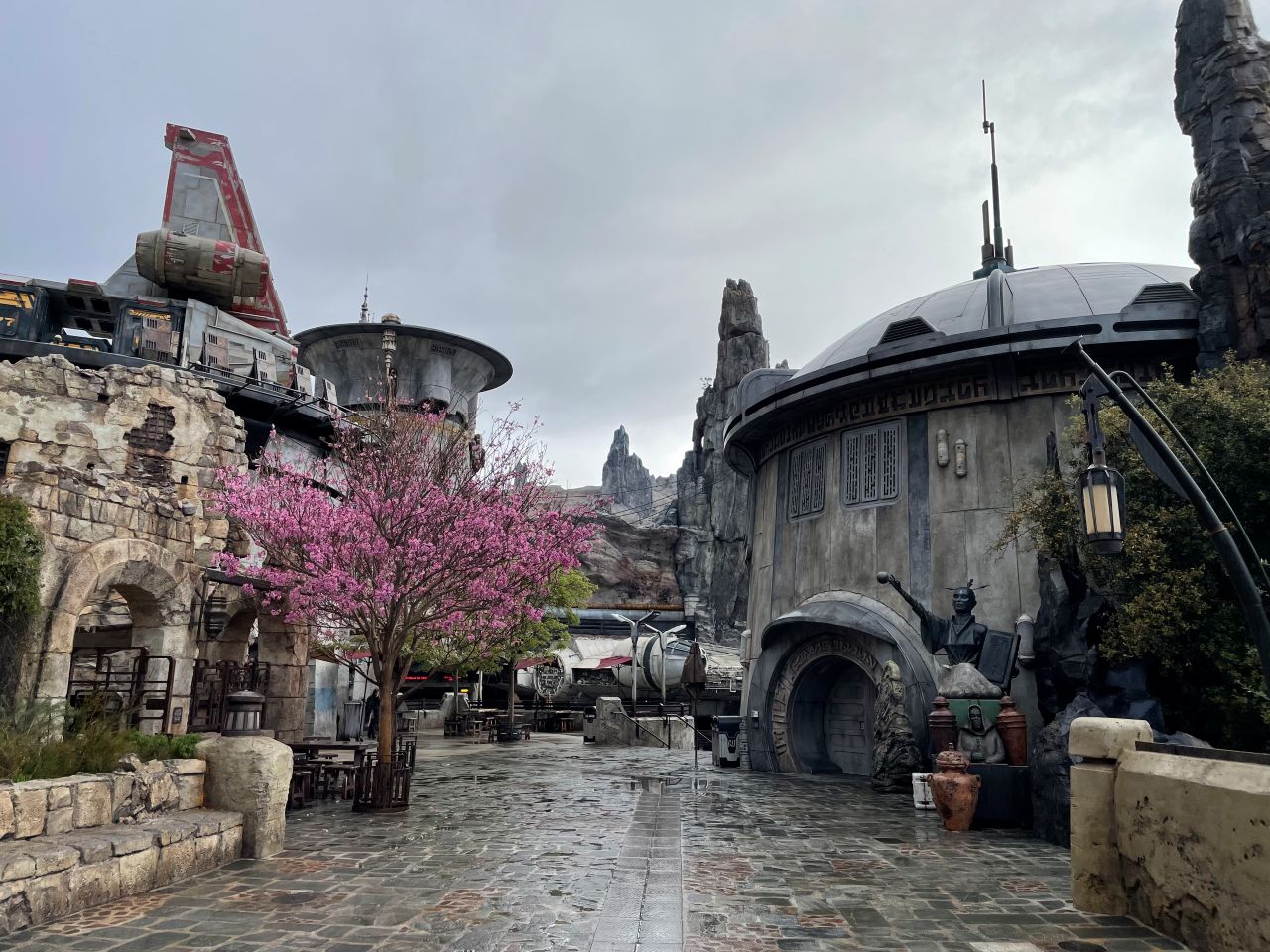 exterior of Dok-Ondar’s Den of Antiquities at Star Wars: Galaxy's Edge Disneyland