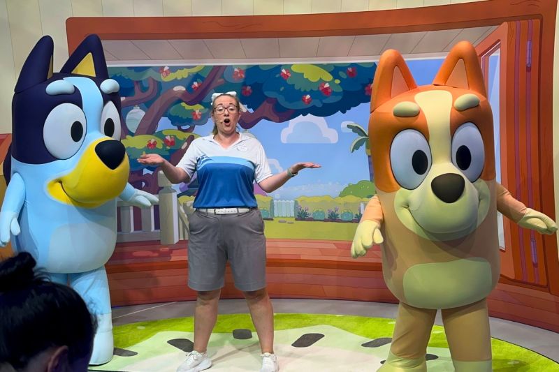 Bluey and Bingo with host for Wakey Wakey on Disney Wish