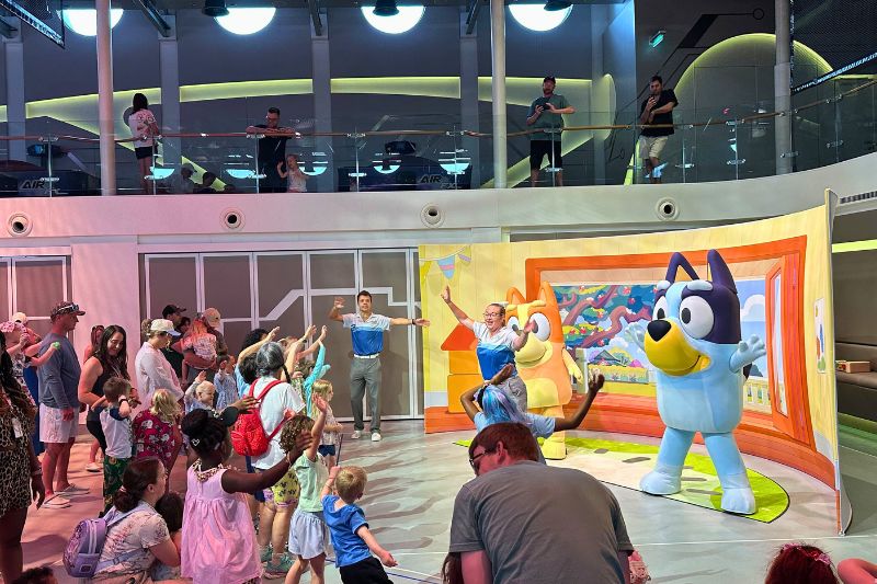 Bluey and Bingo dance during Wakey Wakey on Disney Wish