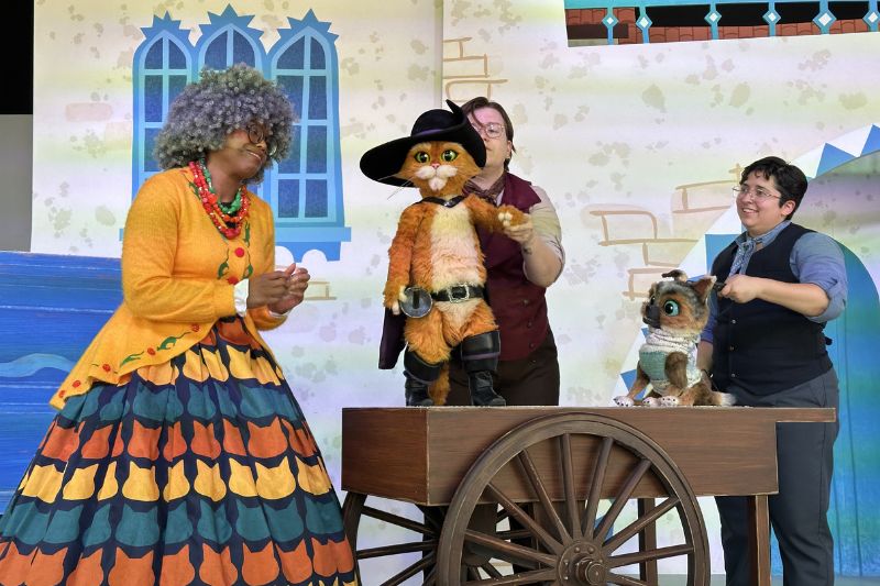 universal-kids-theme-park-puss-in-boots-show with puppets on stage