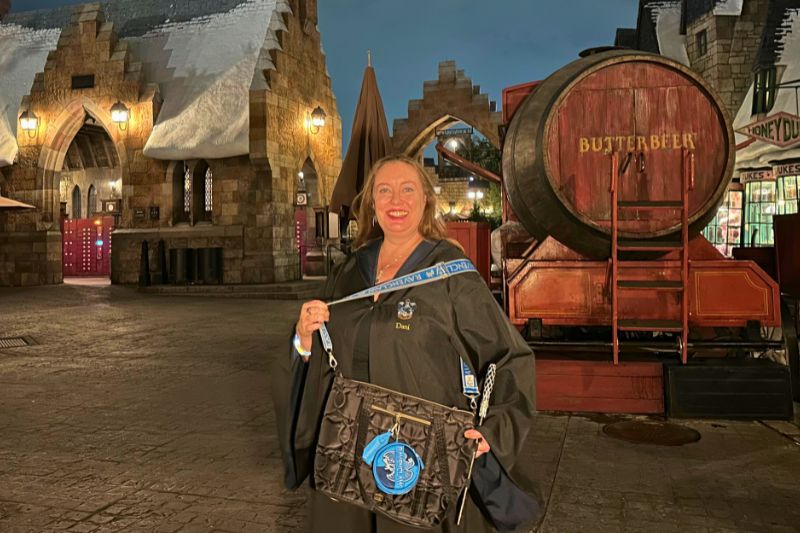 Wizarding World of Harry Potter Editor Dani Meyering holding Lug tote bag with Ravenclaw strap