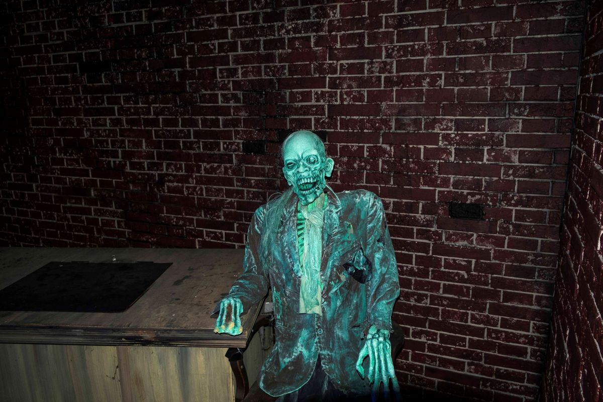 scary zombie figure at dorney park