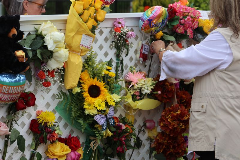 close up of Flowers cards tribute at Dollywood the day after her death