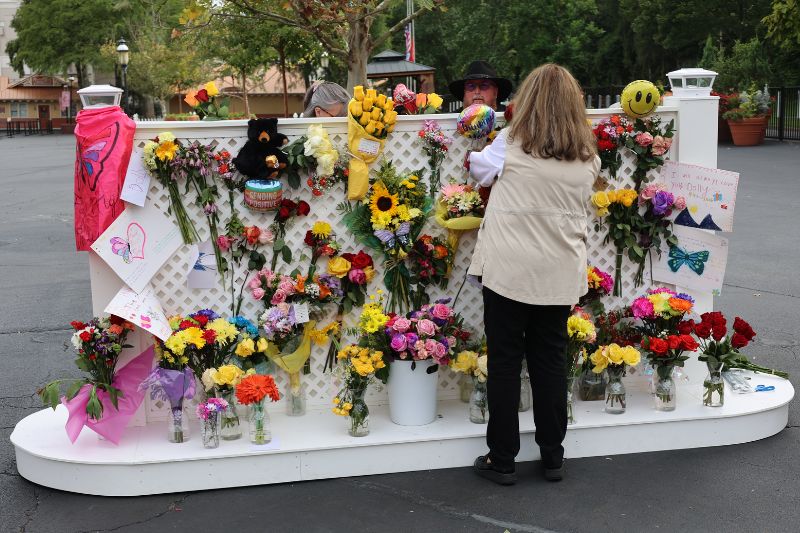 Flowers cards tribute at Dollywood the day after her death