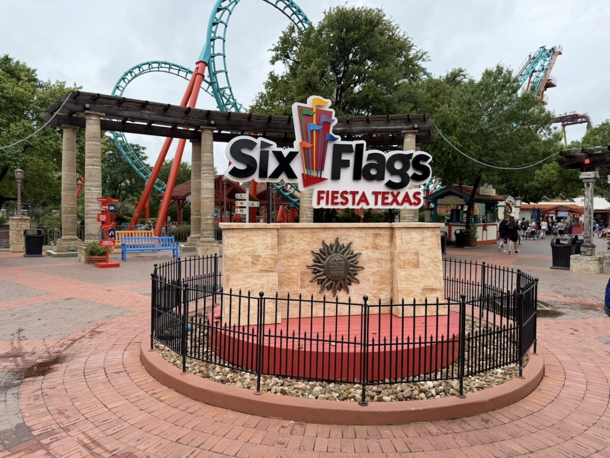 Six Flags Over Texas sign \