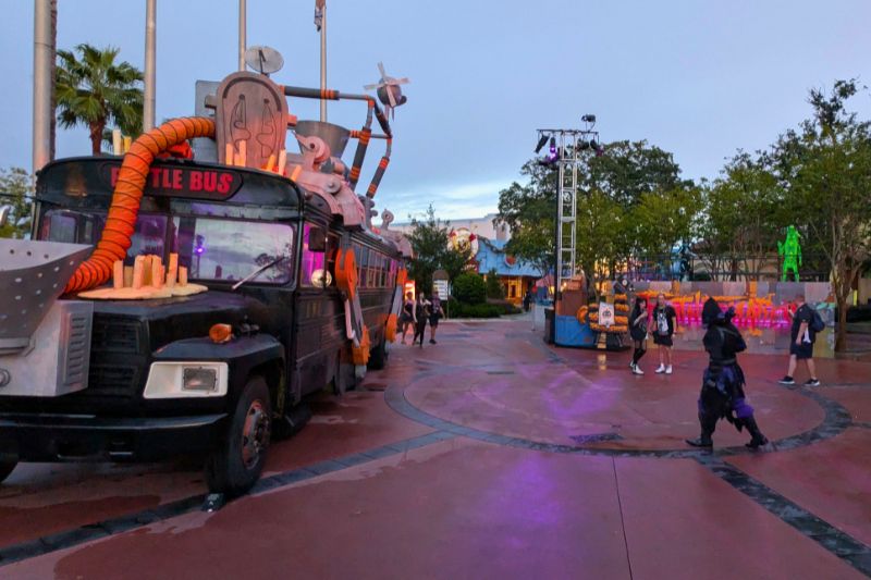 Battlebus Fortnitemares Scare Zone Halloween Horror Nights at dusk 