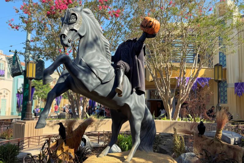 Headless Horseman statue at Disney California Adventure 