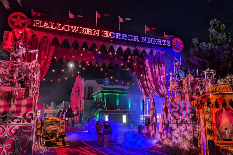 Jack and Dr. Oddfellow characters at HHN archway