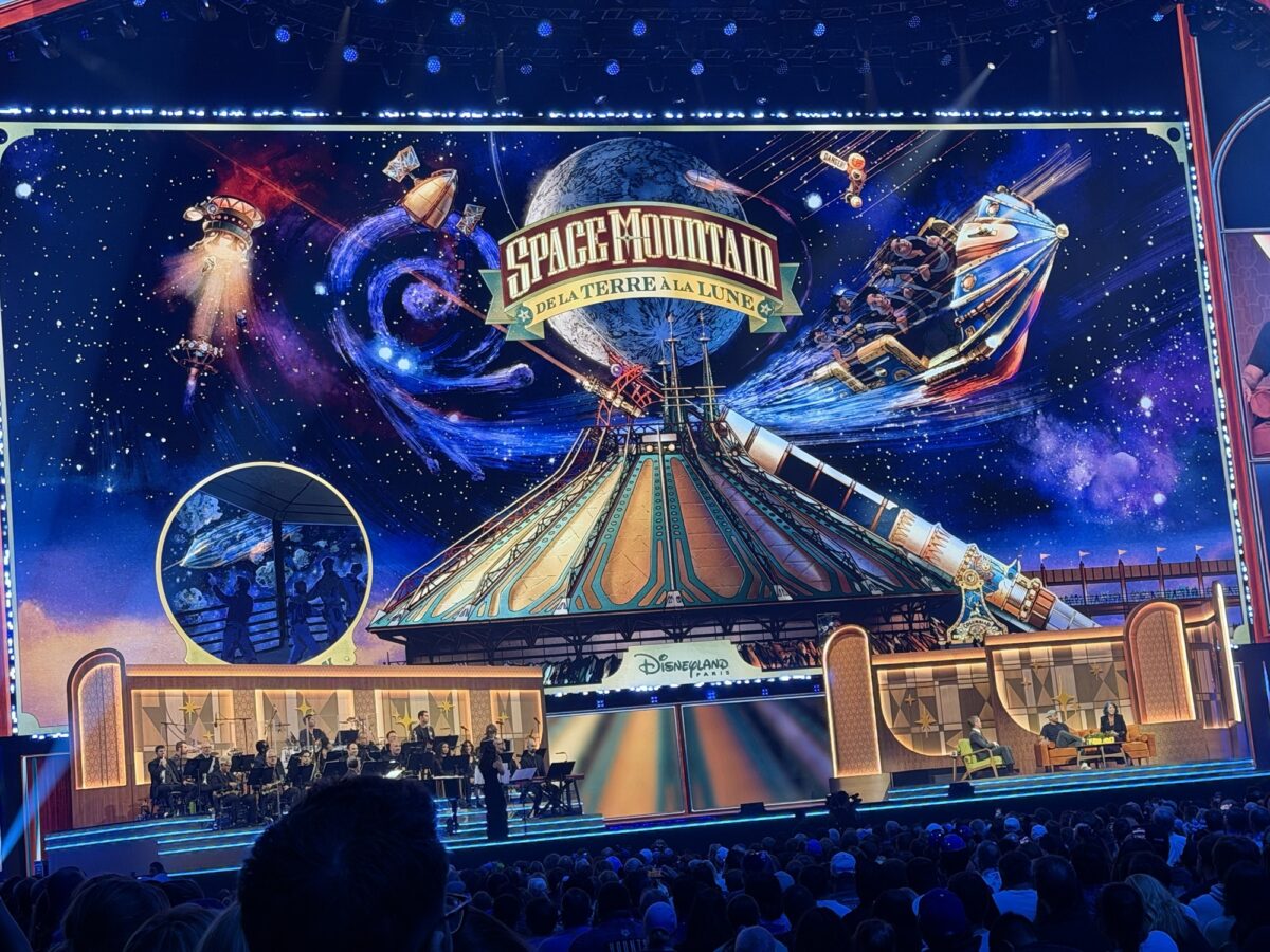 Space Mountain: De la Terre à la Lune graphic on stage