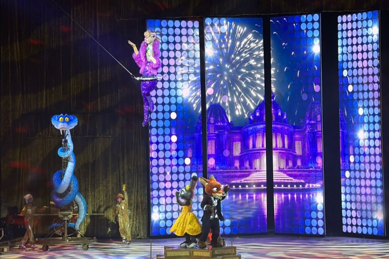 Disney on Ice Gazelle in air Gary, Judy, Nick on ice and stage Zootopia 2