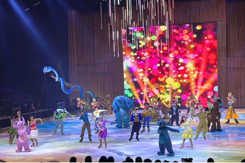 Disney on Ice Spotlight Magic finale 15 disney characters on skates