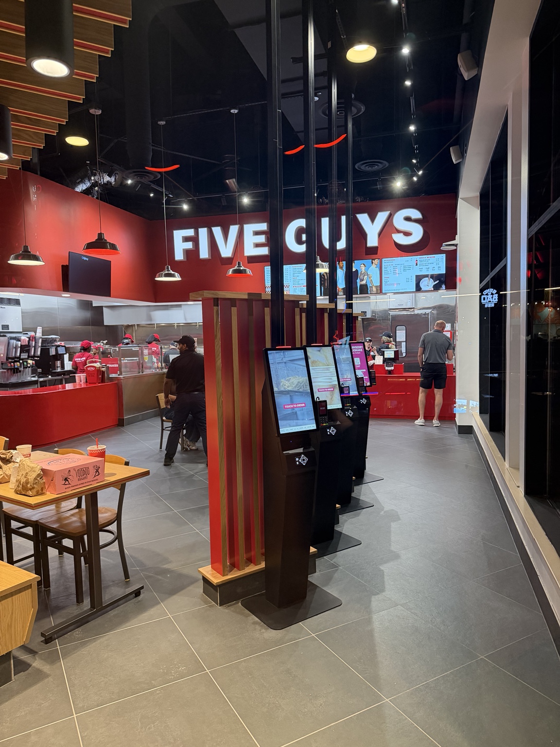 Totens de autoatendimento e balcão do Five Guys no Universal CityWalk.