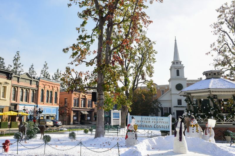 Gilmore Girls Holidays Snowman Content - Courtesy of Warner Bros. Studio Tour