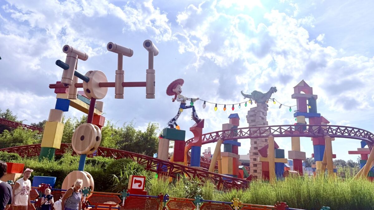Slinky Dog Dash tracks and Jessie figure