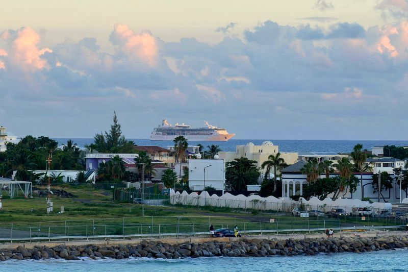 Cruise ship departs St. Maarten